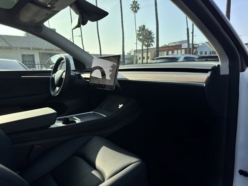 Used 2024 Tesla Model Y Long Range image 30