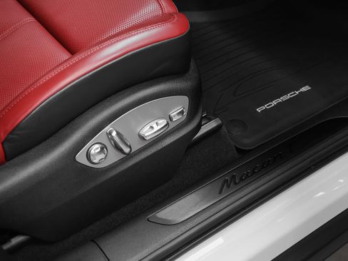 Certified 2024 Porsche Macan Turbo AWD/4WD image 21