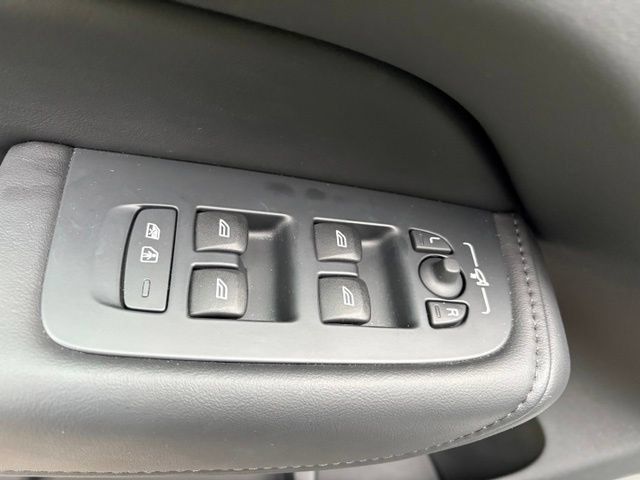 Used 2024 Volvo XC60 B5 Plus w/ Protection Package Premier AWD/4WD image 16