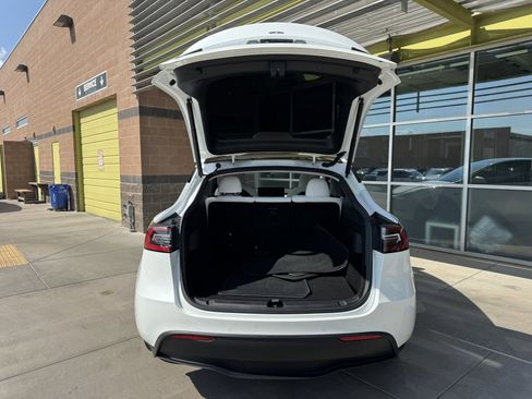 Used 2022 Tesla Model Y Long Range image 34