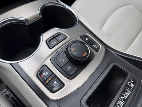 Used 2024 GMC Terrain Denali w/ Denali Premium Package AWD/4WD image 16