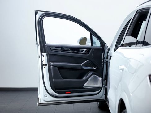 Used 2020 Porsche Cayenne Turbo S image 11