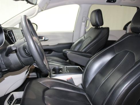 Used 2023 Chrysler Pacifica Touring-L FWD image 16