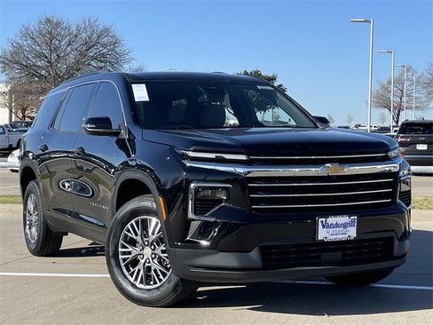 Used 2025 Chevrolet Traverse LT image 2