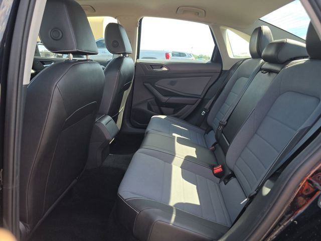Used 2025 Volkswagen Jetta SE FWD image 14