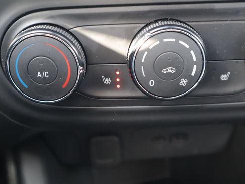 Used 2025 Chevrolet Trax RS w/ Sunroof Package image 16