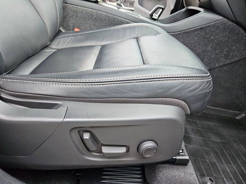 Used 2022 Volvo XC40 T5 Momentum image 24