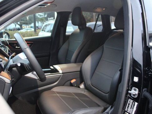 Used 2025 Mercedes-Benz GLC 350e 4MATIC image 5