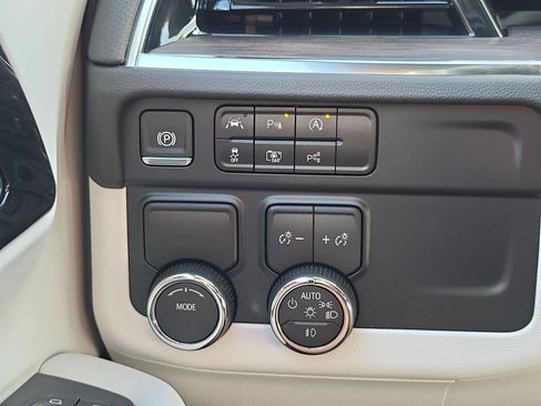 New 2025 Chevrolet Suburban Premier image 17