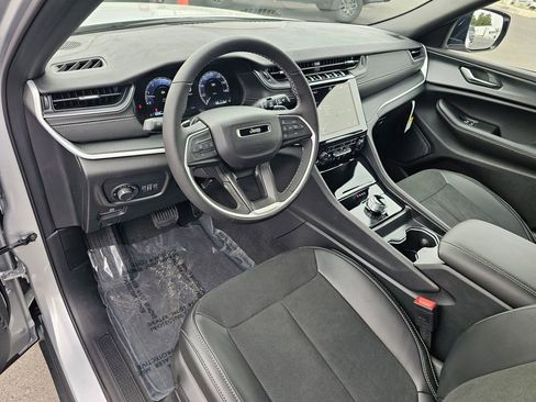 New 2025 Jeep Grand Cherokee L Altitude image 2