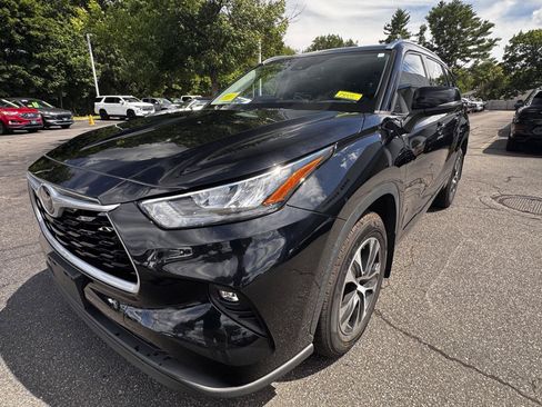 Used 2020 Toyota Highlander XLE AWD/4WD image 3