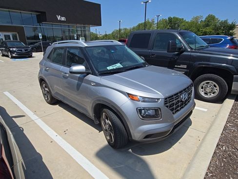 Used 2025 Hyundai Venue SEL FWD image 3