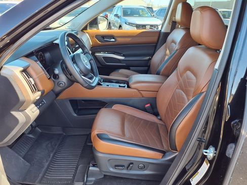 Used 2023 Nissan Pathfinder Platinum image 12