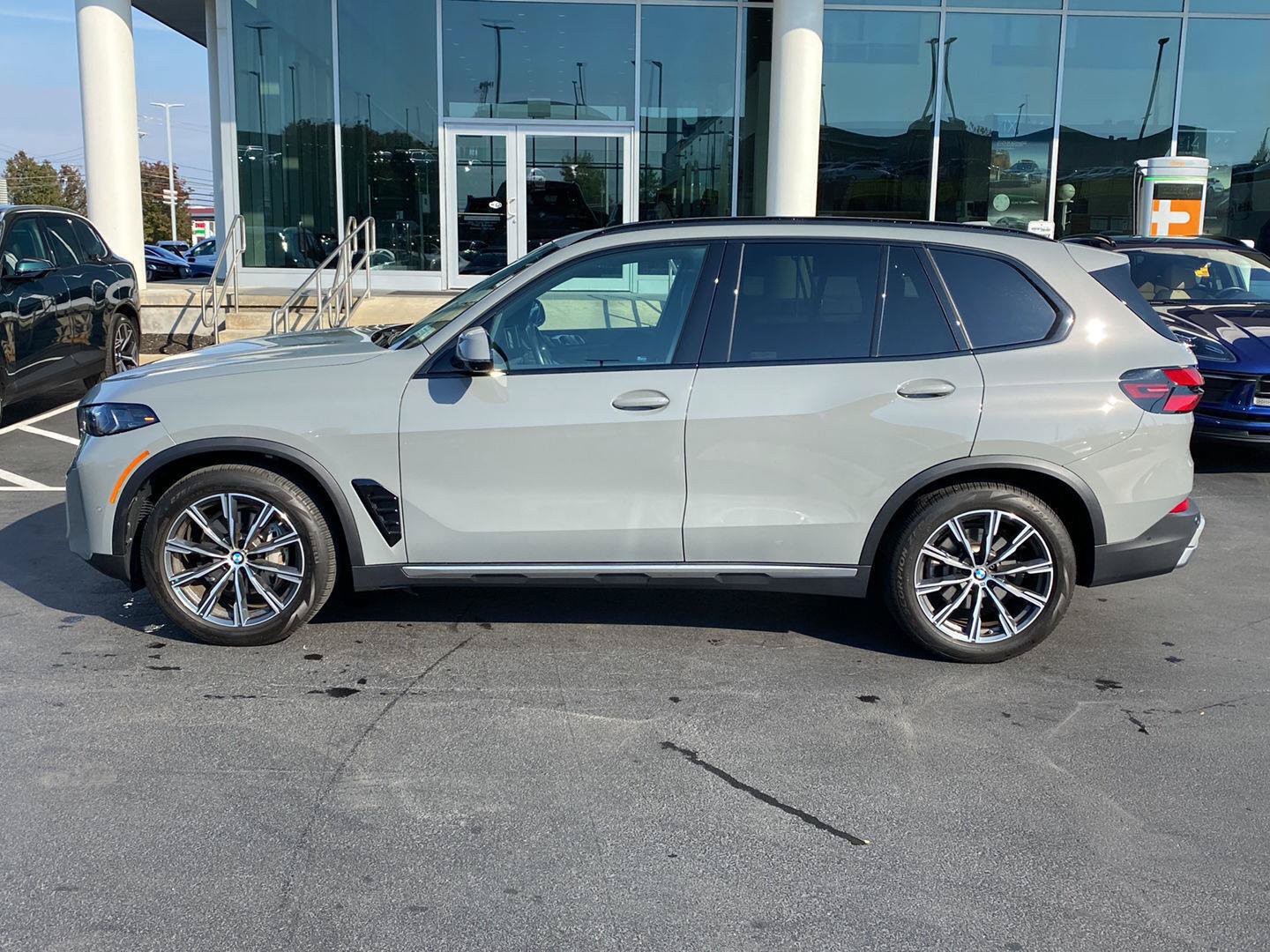 Used 2025 BMW X5 xDrive40i w/ Parking Assistance Package AWD/4WD image 6