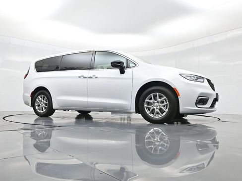 New 2026 Chrysler Pacifica Select image 39