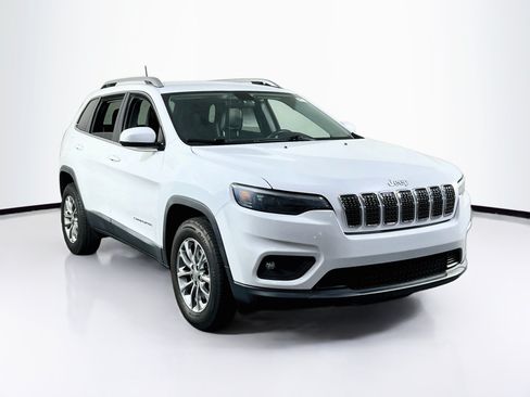 Used 2019 Jeep Cherokee Latitude Plus w/ Cold Weather Group AWD/4WD image 3
