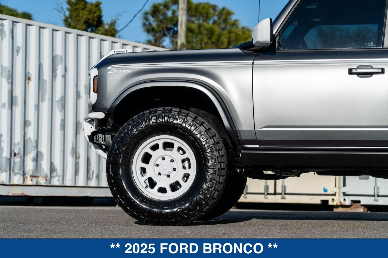 Used 2025 Ford Bronco Heritage Edition AWD/4WD image 16