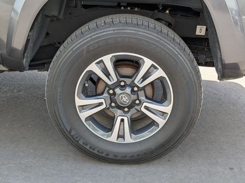 Used 2019 Toyota Tacoma TRD Sport image 3