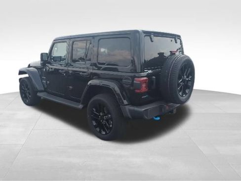 Used 2023 Jeep Wrangler Unlimited Sahara w/ Cold Weather Group AWD/4WD image 9