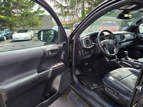 Used 2020 Toyota Tacoma TRD Sport w/ TRD Premium Sport Package AWD/4WD image 8