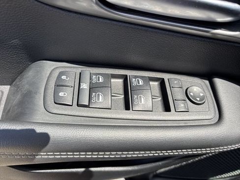 Used 2025 Chrysler Pacifica Select FWD image 25