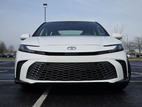 Used 2025 Toyota Camry SE image 13