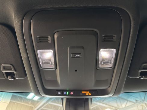 Used 2021 GMC Yukon XL SLE image 16