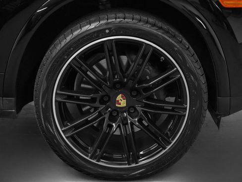 Certified 2018 Porsche Cayenne Platinum Edition image 15