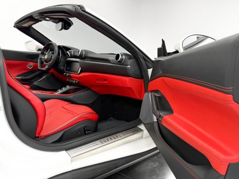 Used 2020 Ferrari Portofino RWD image 27