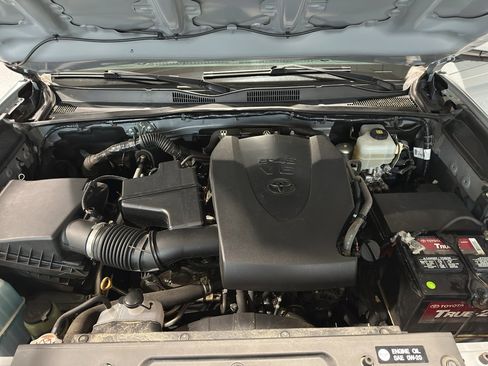 Used 2018 Toyota Tacoma TRD Off-Road w/ Technology Package image 11