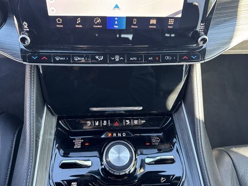 Used 2024 Jeep Wagoneer Series III w/ Flexible Seating Group image 19