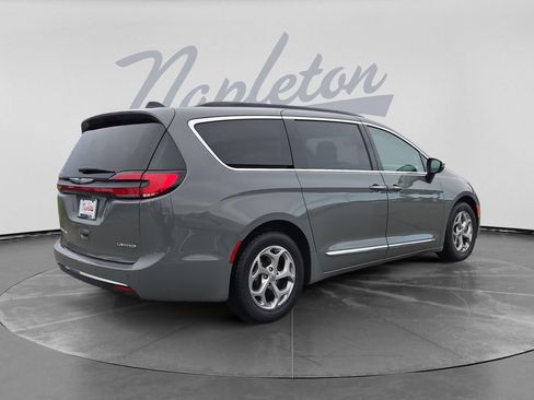 Used 2023 Chrysler Pacifica Limited FWD image 8