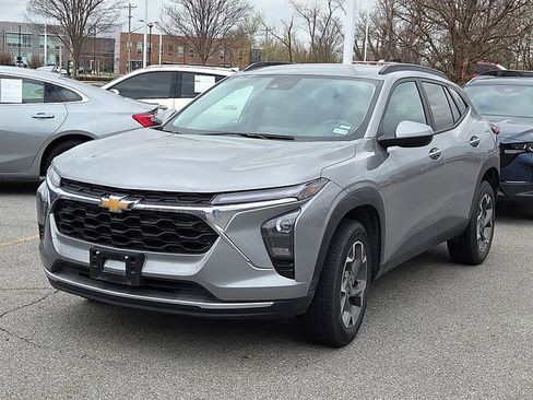 Certified 2025 Chevrolet Trax LT image 1