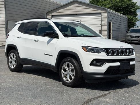 Used 2024 Jeep Compass Latitude AWD/4WD image 2