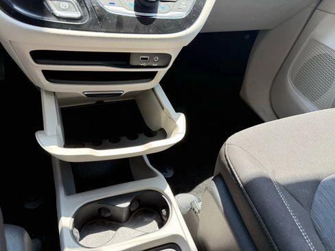 Used 2020 Chrysler Voyager LX image 17