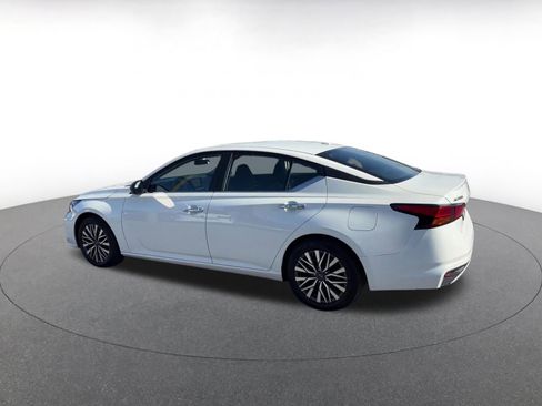 Used 2025 Nissan Altima 2.5 SV FWD image 10