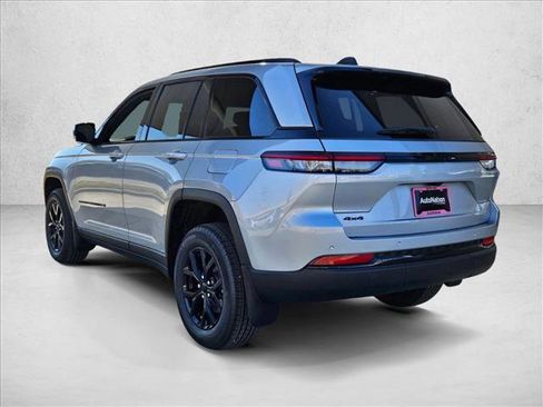 New 2025 Jeep Grand Cherokee Laredo image 9