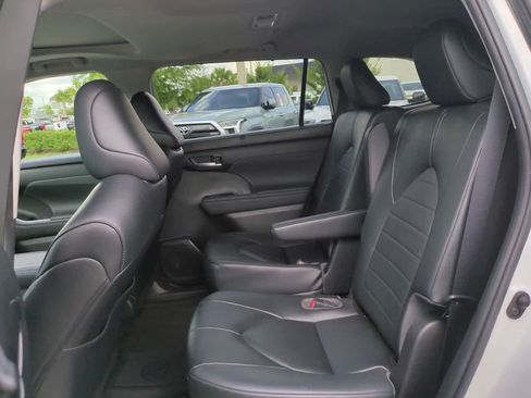 Used 2023 Toyota Highlander XLE FWD image 14