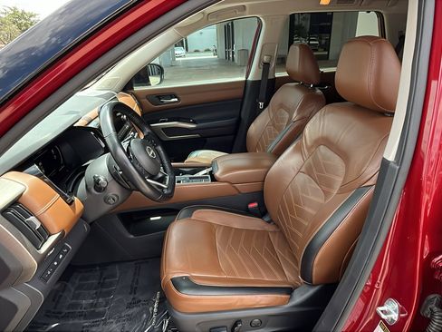 Used 2022 Nissan Pathfinder Platinum w/ Cargo Package FWD image 10