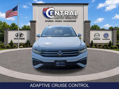 Certified 2024 Volkswagen Tiguan SE AWD/4WD image 2