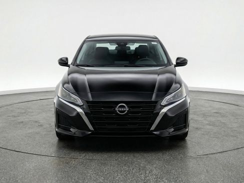 Used 2025 Nissan Altima 2.5 SV FWD image 2