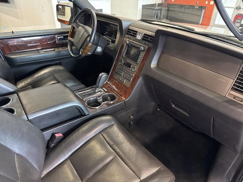Used 2012 Lincoln Navigator 4WD image 19