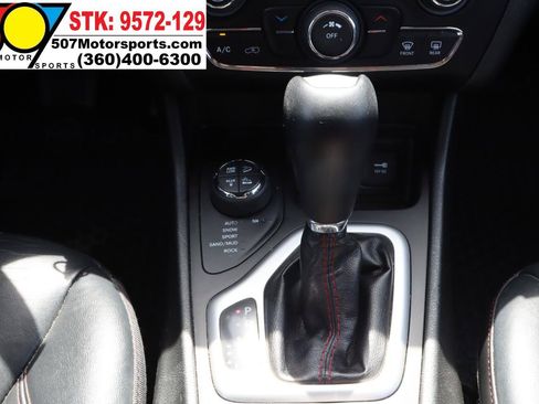 Used 2015 Jeep Cherokee Trailhawk AWD/4WD image 19