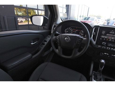 Used 2025 Nissan Frontier SV w/ SV Convenience Package RWD image 6