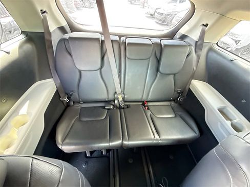 Used 2024 Kia Carnival EX image 32