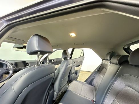 Used 2021 Hyundai Venue FWD image 12