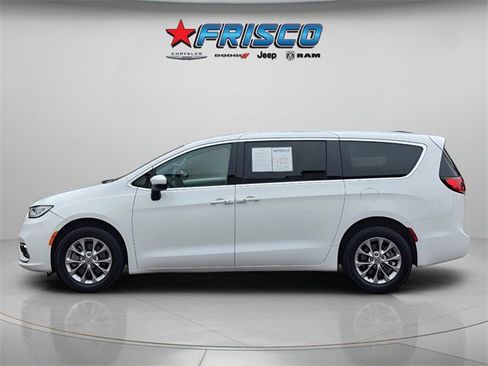 Used 2023 Chrysler Pacifica Touring-L image 5