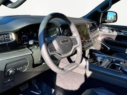 Used 2022 Jeep Wagoneer Series III image 12