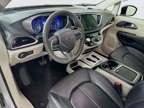 Used 2024 Chrysler Pacifica Touring-L FWD image 13