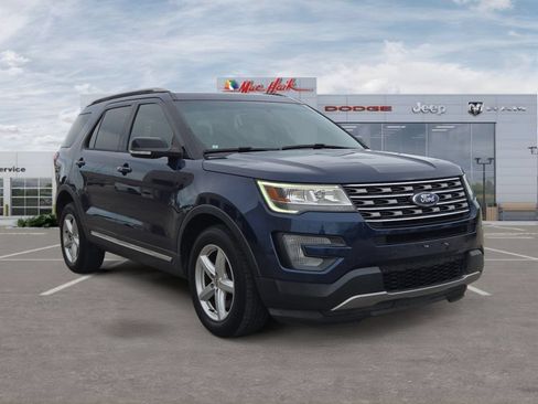 Used 2017 Ford Explorer XLT w/ Equipment Group 202A AWD/4WD image 7